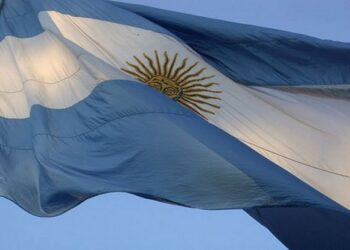 CONCORDIA CONFECCIONA SU BANDERA COLECTIVA EN HOMENAJE A MANUEL BELGRANO