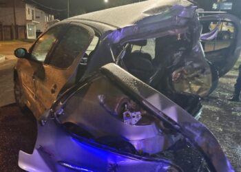 Cuatro personas fueron hospitalizadas luego de que el conductor de un vehículo perdiera el control e impactara contra un árbol