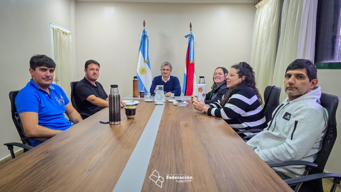 El Intendente Bravo mantuvo una reunión preparatoria para el Carnaval 2026 con representantes de las comparsas