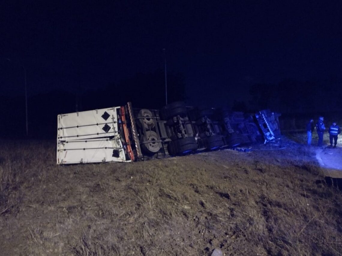 UN CAMIÓN VOLCÓ SOBRE LA 14 Y LA 28