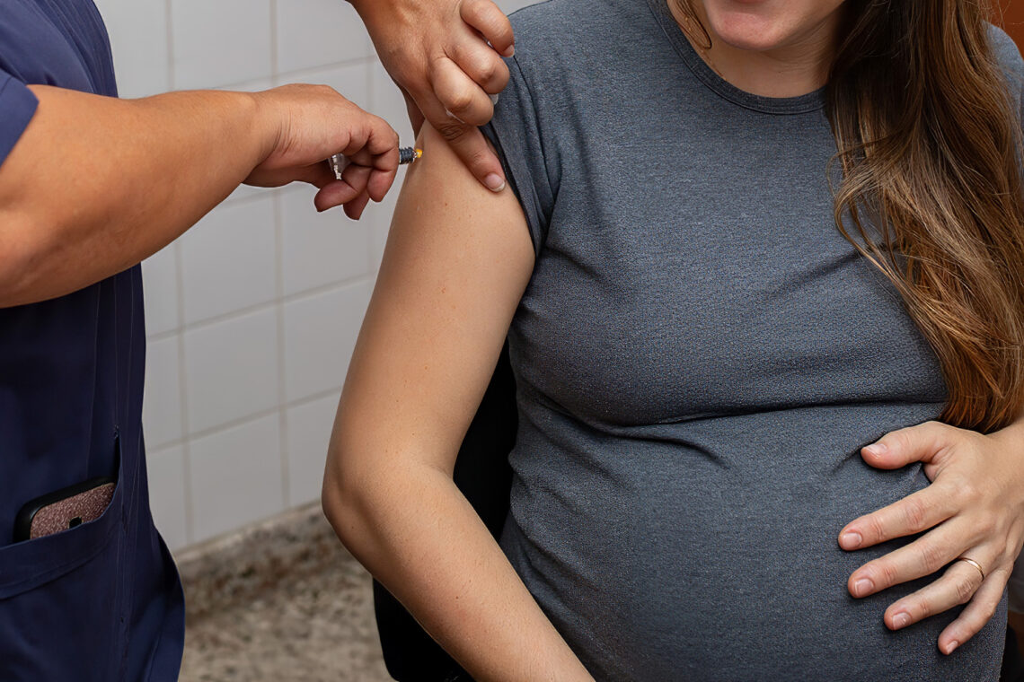 Salud insta a las embarazadas a vacunarse contra el Virus Sincicial Respiratorio para proteger a sus bebés