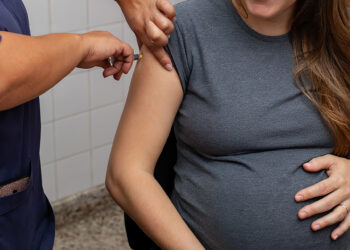 Salud insta a las embarazadas a vacunarse contra el Virus Sincicial Respiratorio para proteger a sus bebés