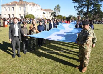EL INTENDENTE AZCUÉ ENCABEZÓ EL ACTO POR EL DÍA DE BANDERA