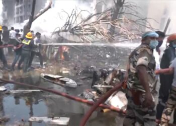 INDIA: UN AVIÓN CON MÁS DE 240 PASAJEROS SE ESTRELLÓ MINUTOS DESPUÉS DEL DESPEGUE