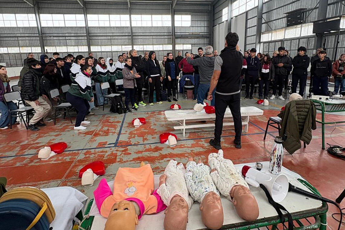 Cientos de docentes participan de las capacitaciones de RCP en la provincia