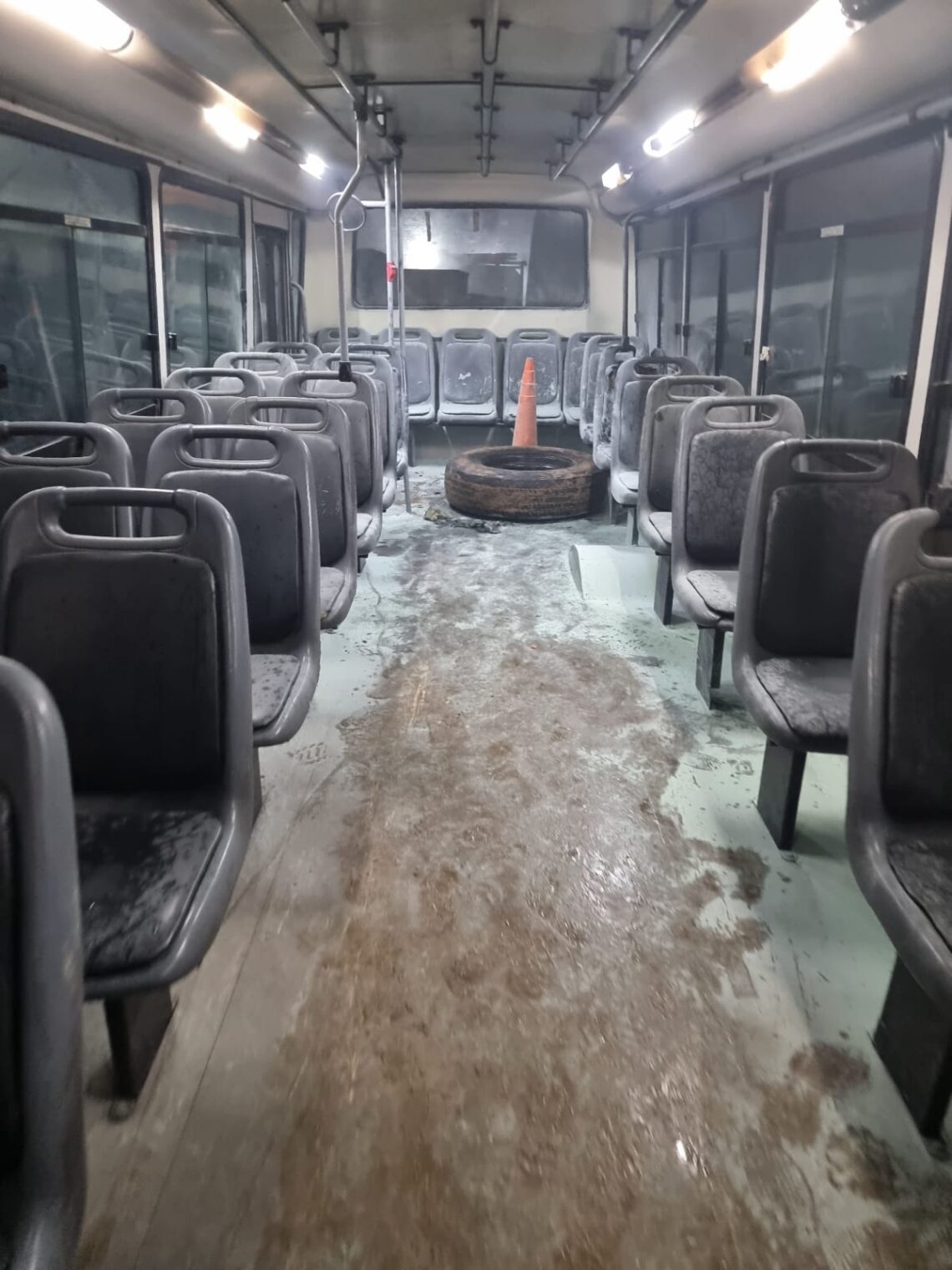 Investigan las circunstancias en las que se produjo el incendio de un colectivo que estaba en una playa de estacionamiento