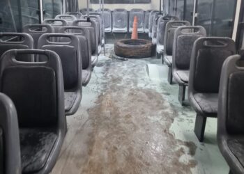 Investigan las circunstancias en las que se produjo el incendio de un colectivo que estaba en una playa de estacionamiento