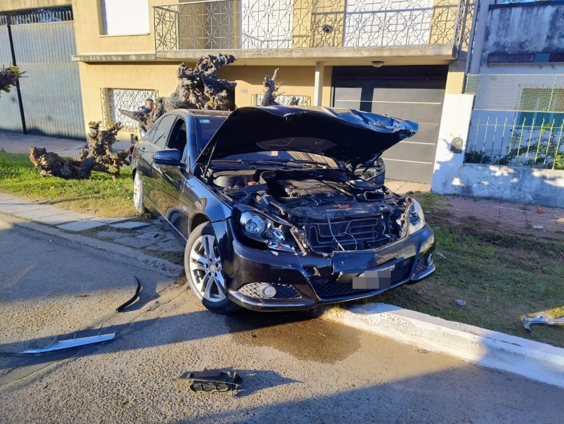 El conductor de un Mercedes Benz que manejaba con alcohol en sangre chocó dos autos y terminó impactando con un árbol