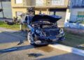 El conductor de un Mercedes Benz que manejaba con alcohol en sangre chocó dos autos y terminó impactando con un árbol