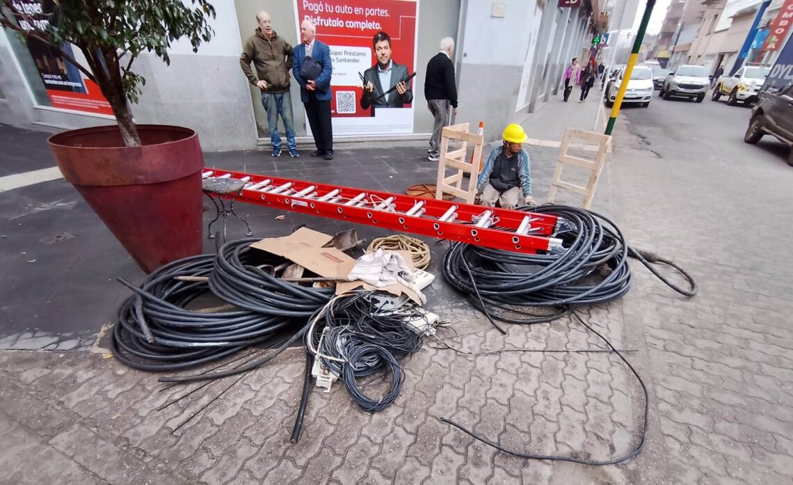 RETIRO DE CABLEADO AÉREO EN DESUSO EN EL MICROCENTRO DE LA CIUDAD