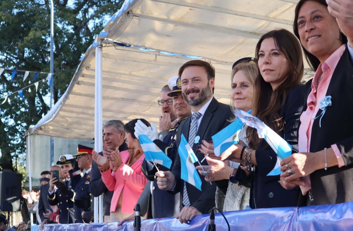 EL INTENDENTE AZCUÉ ENCABEZÓ EL DESFILE CÍVICO-MILITAR POR EL 209 ANIVERSARIO DE LA DECLARACIÓN DE LA INDEPENDENCIA