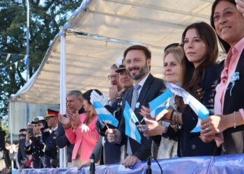 EL INTENDENTE AZCUÉ ENCABEZÓ EL DESFILE CÍVICO-MILITAR POR EL 209 ANIVERSARIO DE LA DECLARACIÓN DE LA INDEPENDENCIA