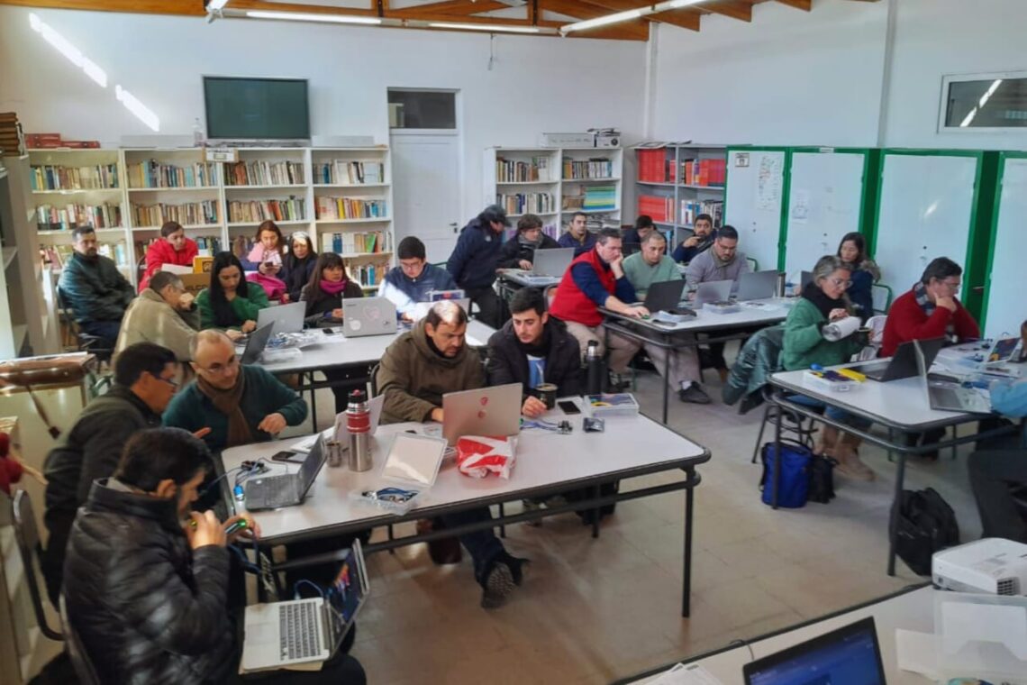 Docentes se capacitan en aprendizaje basado en proyectos y robótica