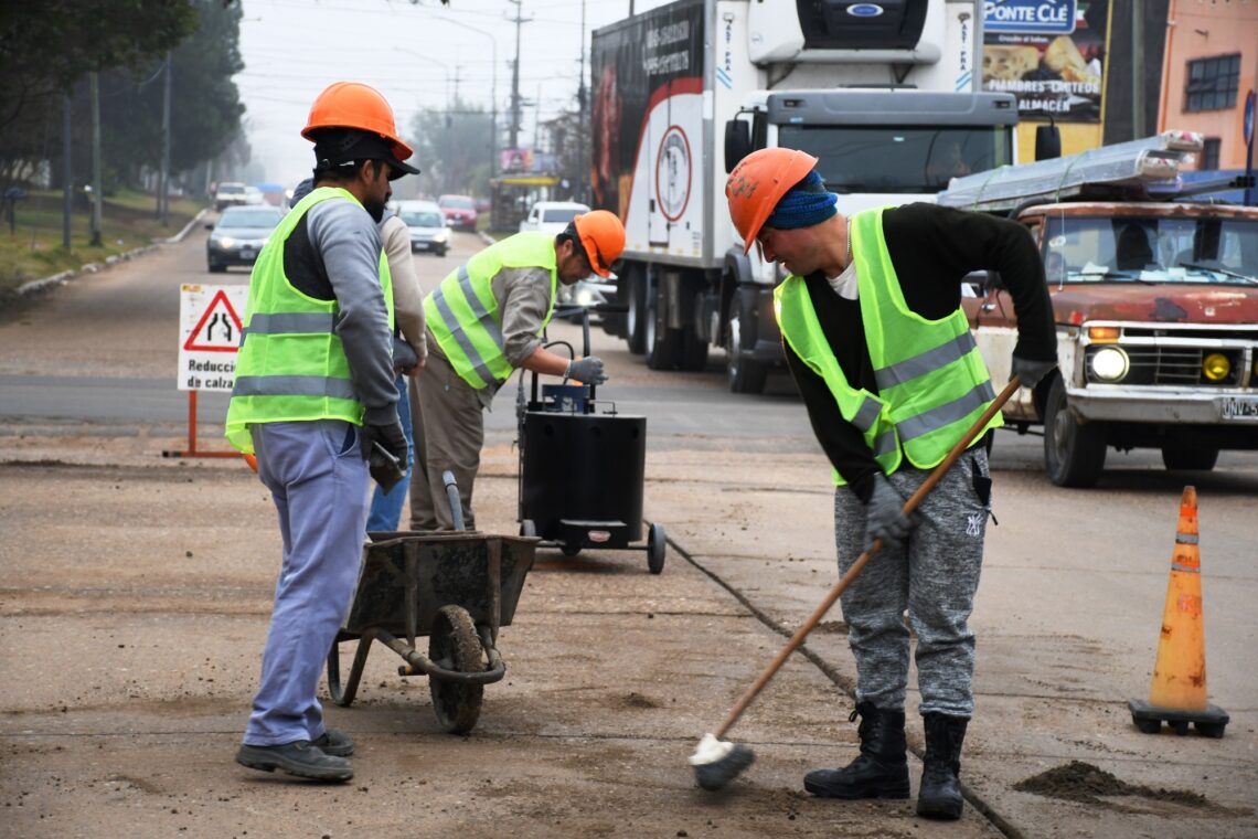 RECUPERACIÓN Y MEJORA DE LA TRAZA VIAL: SE EJECUTAN TRABAJOS DE SELLADO DE JUNTAS EN CALLE CONCEJAL VEIGA