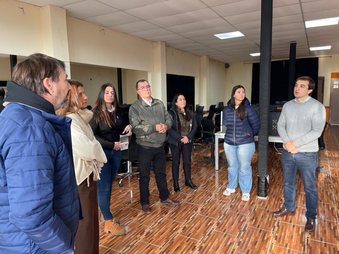 ENTREGA DE MUEBLES A LA ONG “VOLANDO ALTO” COMO CIERRE DEL CURSO DE MOLDERÍA CON TABLEROS