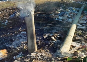 La quema de basura en un descampado provocó la caída de un poste del tendido eléctrico
