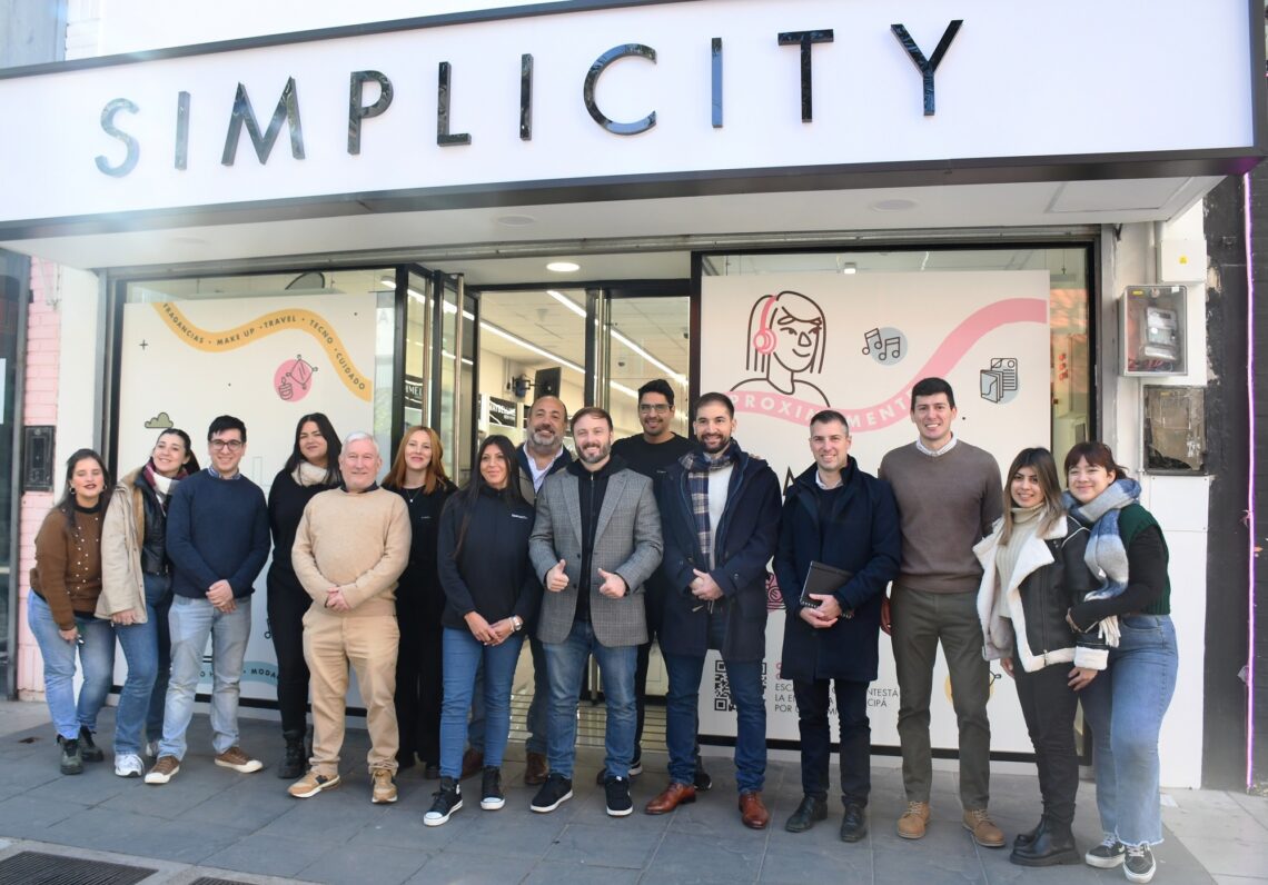 AZCUÉ RECORRIÓ EL LOCAL DE UNA FIRMA NACIONAL QUE ESTÁ PRÓXIMO A ABRIR EN CONCORDIA