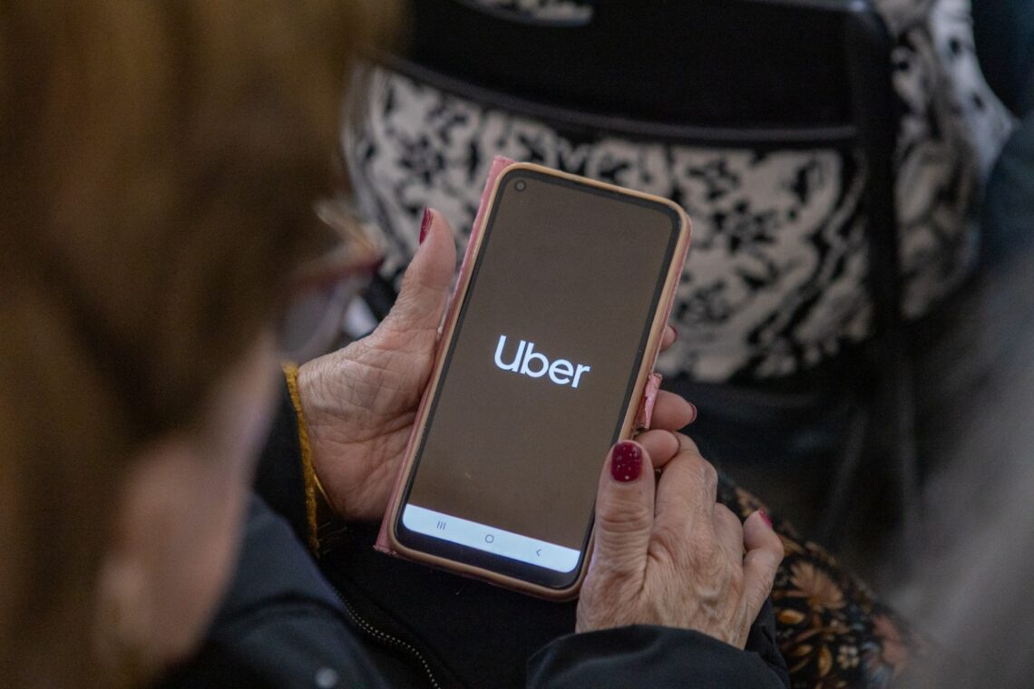 Llega Uber Seniors a Argentina para facilitar los viajes de los adultos mayores
