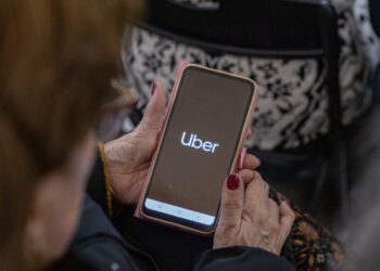 Llega Uber Seniors a Argentina para facilitar los viajes de los adultos mayores