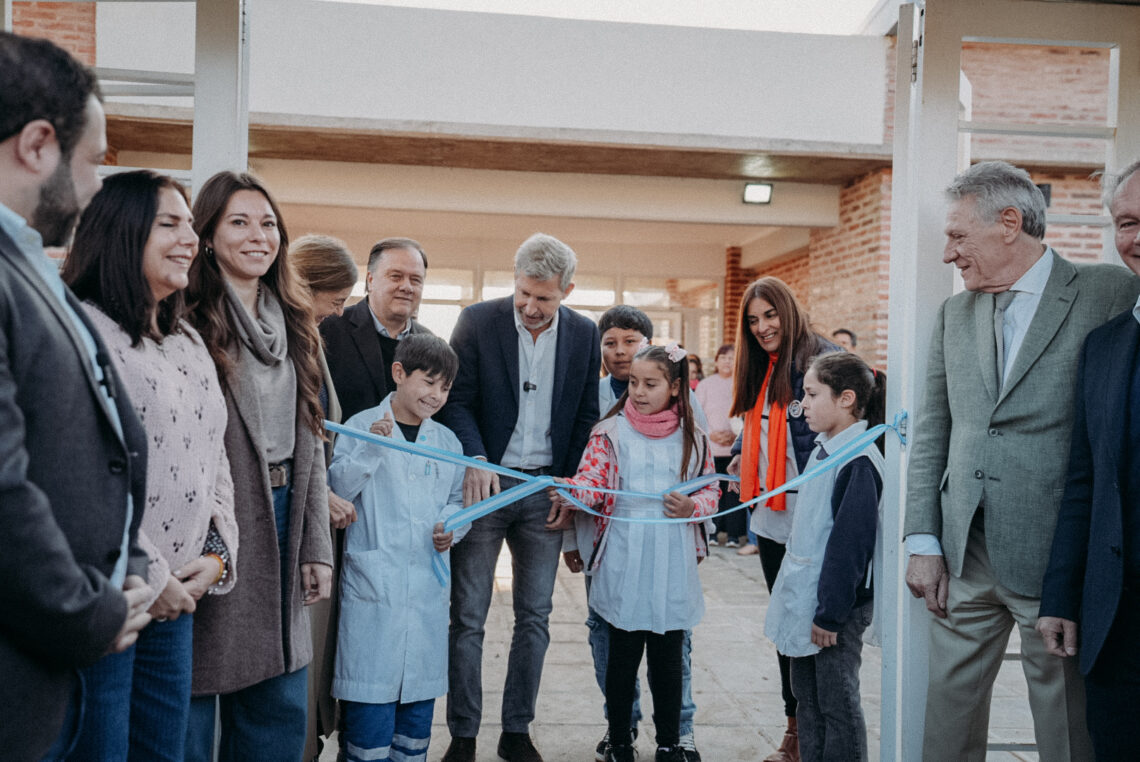 Frigerio inauguró una escuela, entregó equipos al hospital y recorrió obras en Chajarí
