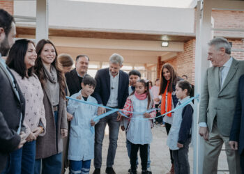 Frigerio inauguró una escuela, entregó equipos al hospital y recorrió obras en Chajarí