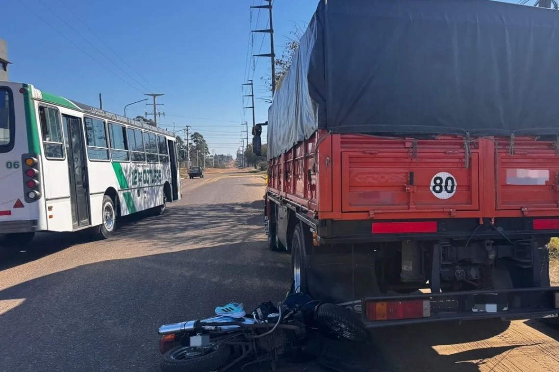 Motociclista impactó contra un camión estacionado y terminó con graves lesiones
