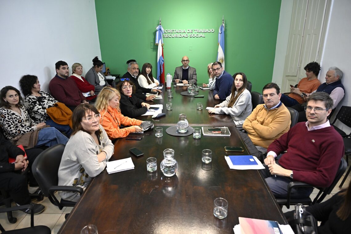 El Gobierno acordó con los gremios estatales una paritaria por tres meses