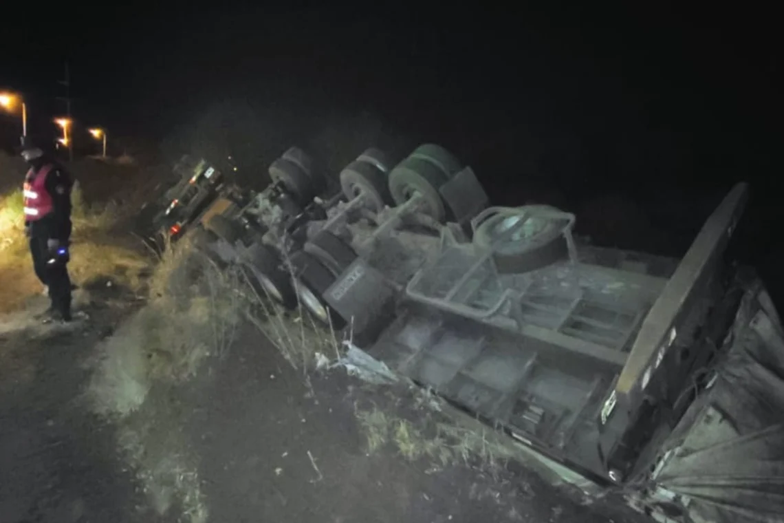 Un camión perdió el control y terminó volcando en la autovía 14
