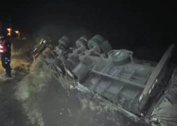 Un camión perdió el control y terminó volcando en la autovía 14