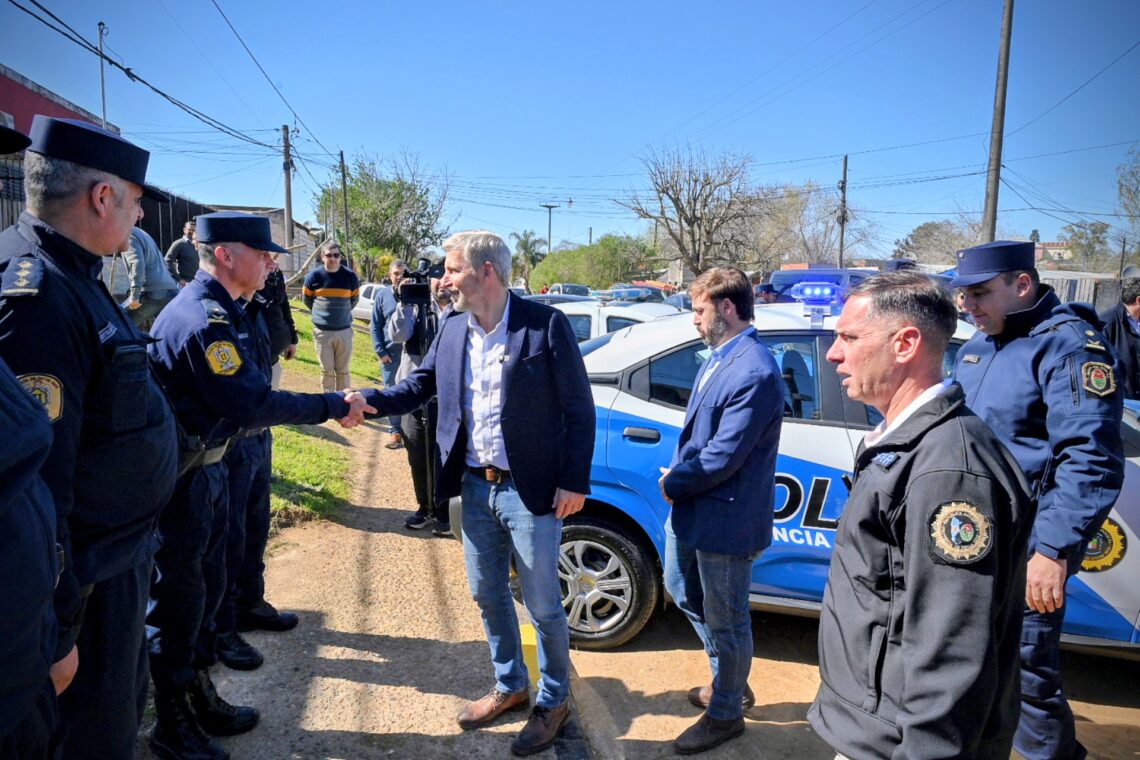 El gobernador inauguró un nuevo destacamento policial y presentó equipamiento para reforzar la seguridad en Concordia
