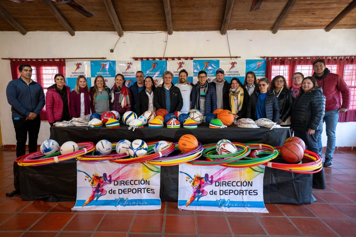 El Intendente Bravo realizó la entrega de material deportivo a las Escuelas Primarias de la ciudad