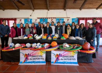 El Intendente Bravo realizó la entrega de material deportivo a las Escuelas Primarias de la ciudad