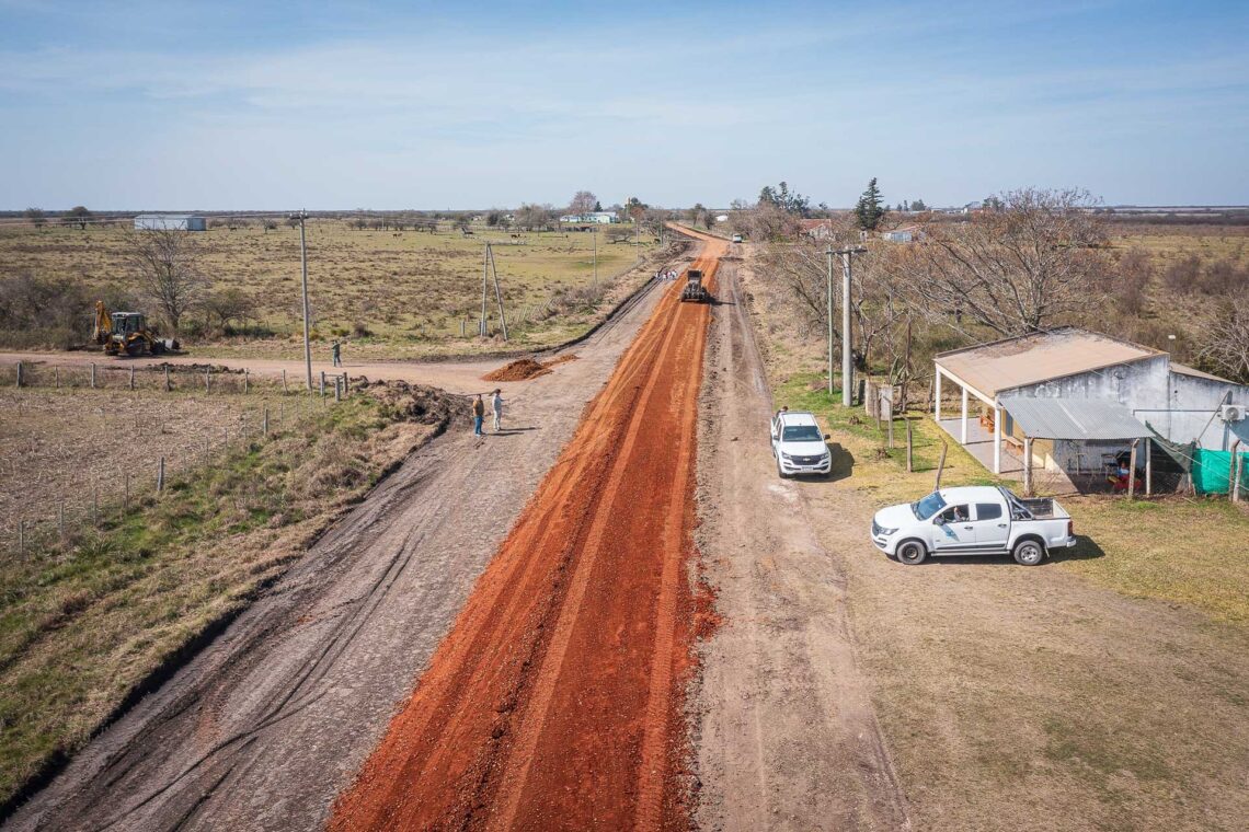Trabajan en la reposición de ripio sobre la ruta provincial Nº 38, en el departamento Villaguay