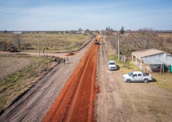 Trabajan en la reposición de ripio sobre la ruta provincial Nº 38, en el departamento Villaguay