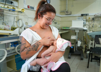 Salud recuerda los beneficios de la leche materna en bebés nacidos antes de término
