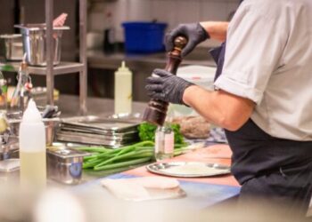 Nueva búsqueda laboral: auxiliar de producción en cocina