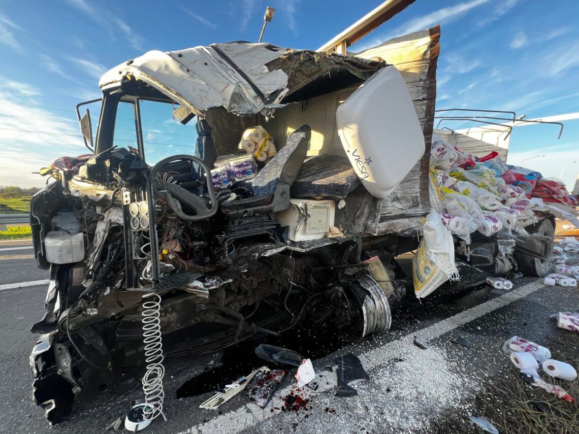 Trágico choque frontal de transportistas