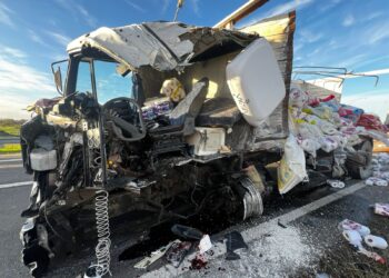 Trágico choque frontal de transportistas