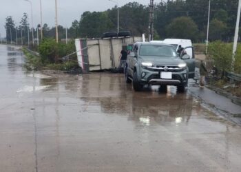 VOLCÓ UN ACOPLADO EN LA ROTONDA AYUI