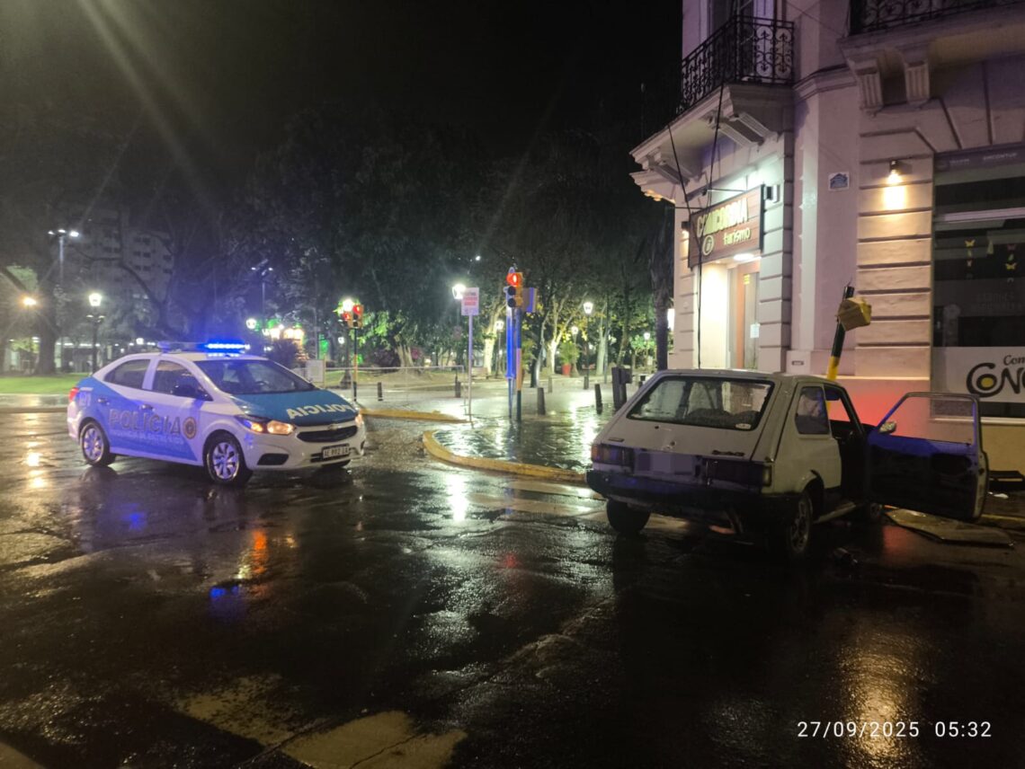 SINIESTRO VIAL: colisionó contra el semáforo de Pellegrini y Mitre