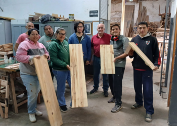 Estudiantes de Concordia crearon una rampa móvil para garantizar la accesibilidad edilicia