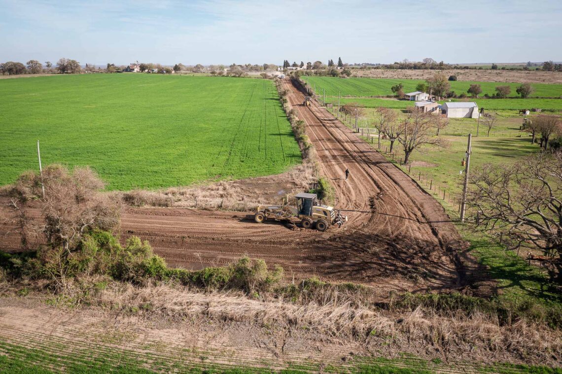 Ejecutan mejoras en el camino rural que conecta Las Cuevas y Costa Doll