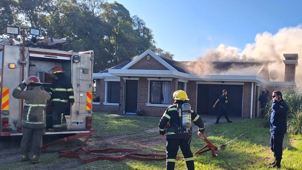 HICIERON UN ASADO, SE FUERON DE LA CASA Y LAS BRASAS TERMINARON PROVOCANDO UN INCENDIO