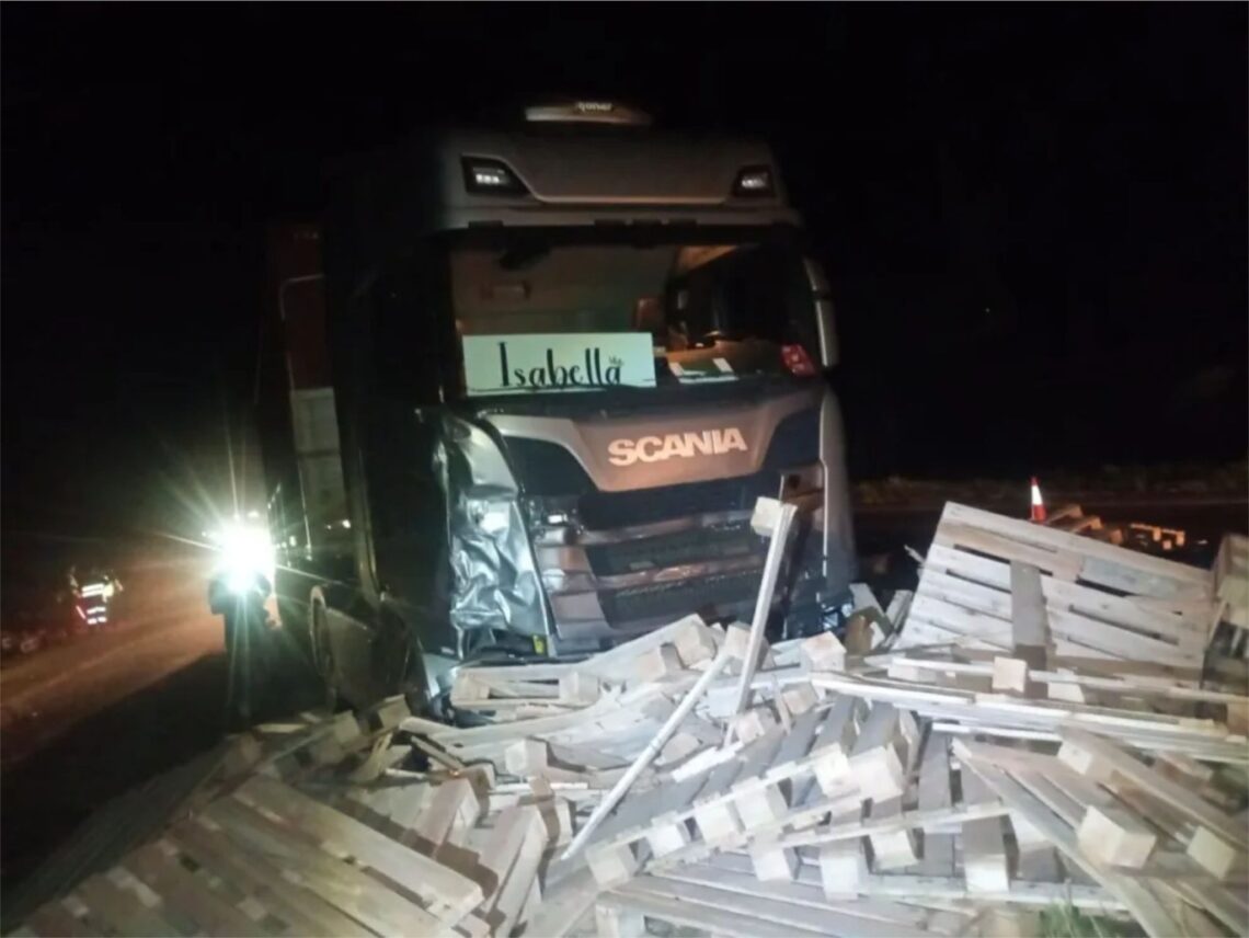 Fuerte choque entre camiones en Ruta 14