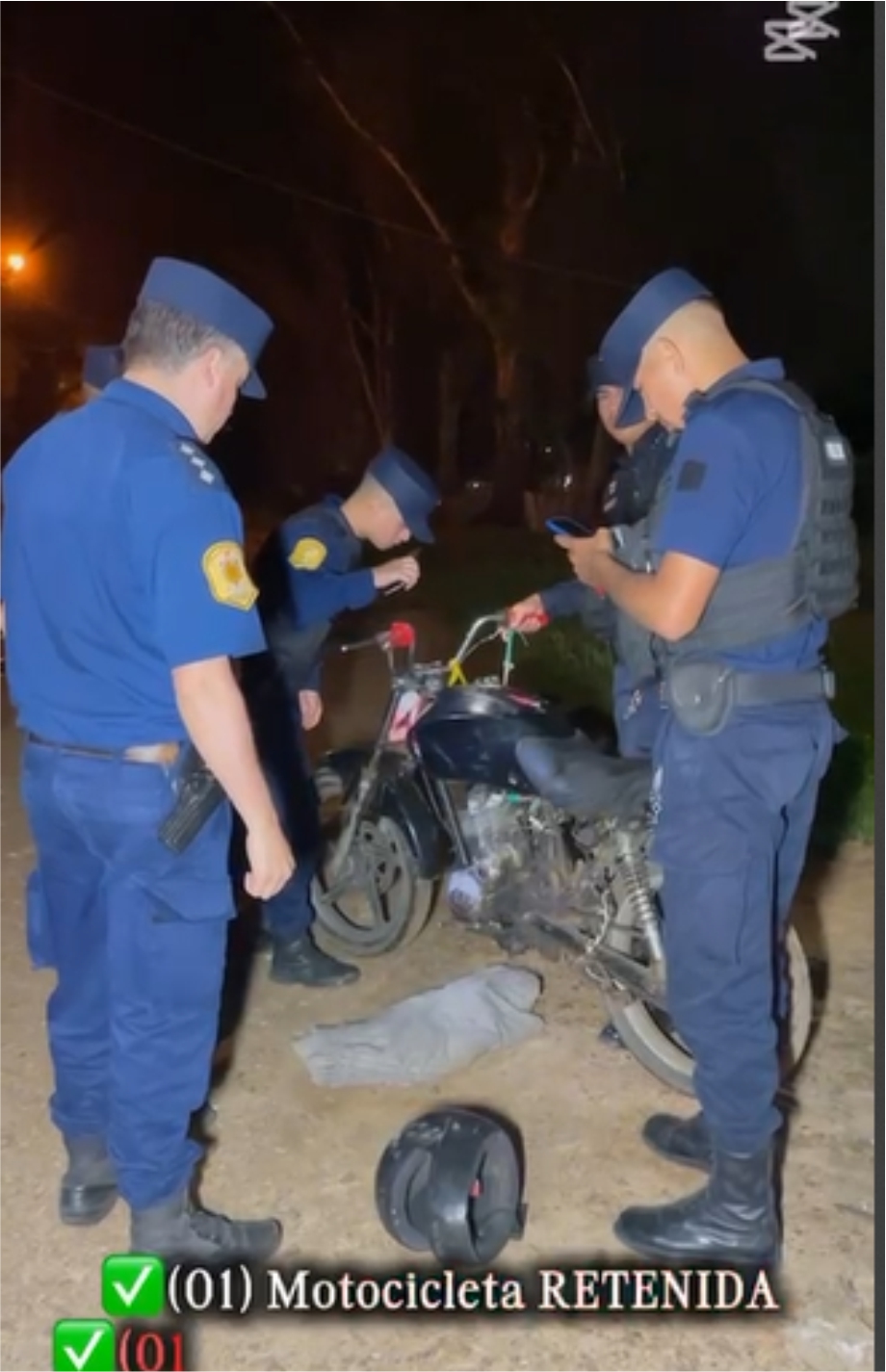 «Operativo Policial en Barrios de la Ciudad: Secuestro de Arma de Fuego y Dos Detenidos