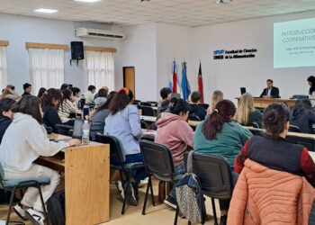 CON LA PARTICIPACIÓN DE ESTUDIANTES Y VECINOS COMENZÓ EL CURSO “INTRODUCCIÓN AL COOPERATIVISMO”