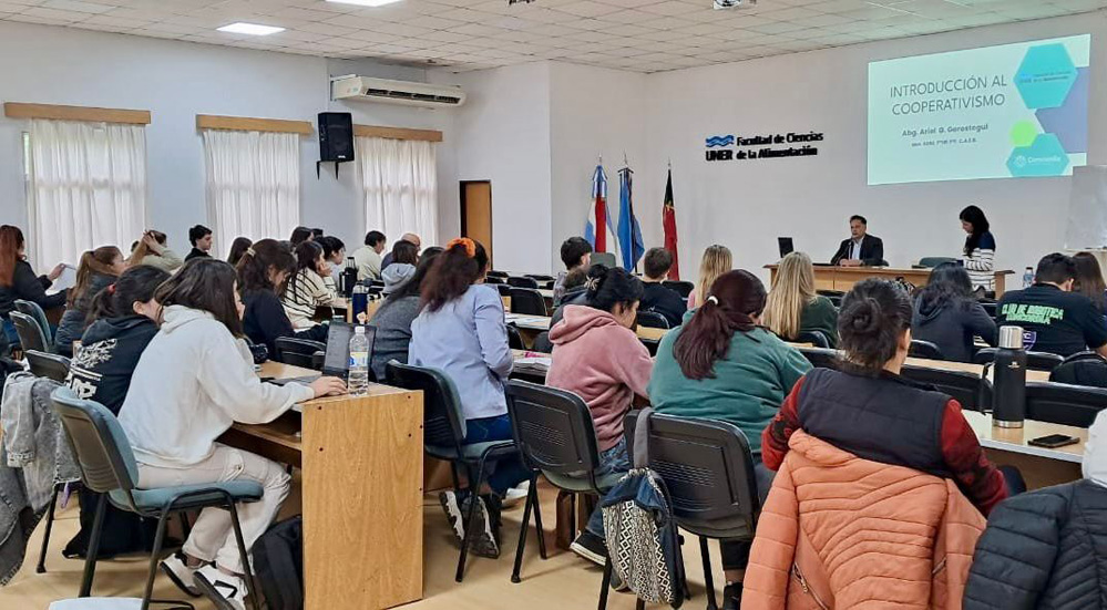 CON LA PARTICIPACIÓN DE ESTUDIANTES Y VECINOS COMENZÓ EL CURSO “INTRODUCCIÓN AL COOPERATIVISMO”