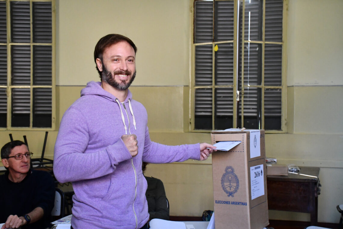 VOTÓ EL INTENDENTE FRANCISCO AZCUÉ