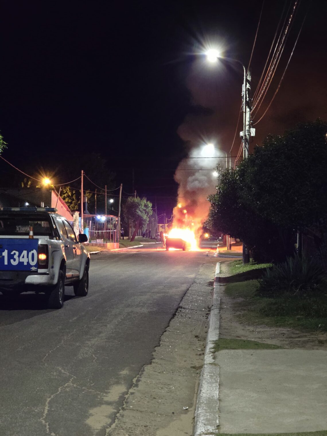 INCENDIO DE AUTOMÓVIL: Chevrolet Corsa se incendió en Juventud Unida y Las Violetas