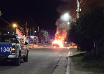 INCENDIO DE AUTOMÓVIL: Chevrolet Corsa se incendió en Juventud Unida y Las Violetas